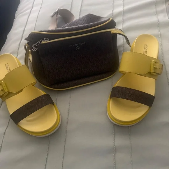 Michael Kors slides and fanny pack - Picture 3 of 3